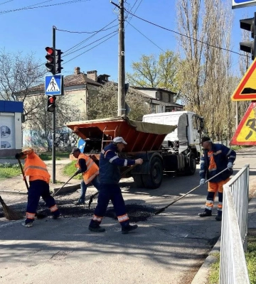 У Миколаєві ліквідовують ямковість одразу на кількох ділянках доріг