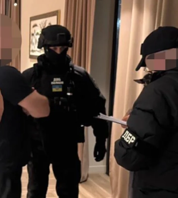 На Закарпатті затримали учасника кібергрупи, яка ошукала компанії з США та ЄС на 100 млн доларів