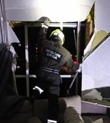Обстріл Києва: рятувальники демонтують потрощені балкони та вікна постраждалих будинків