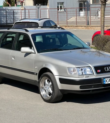 Раритет из 90-х: в Киеве засветился заряженный семейный Audi 