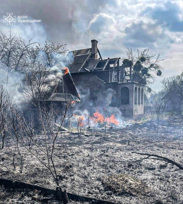 Разом з травою на Львівщині горіли дачні будинки. Біля згарища виявили тіло людини