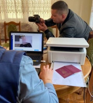 Закарпатські міграційники влаштували «виїзний офіс» для іноземця: чому це сталося?
