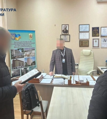 Керівника та двох працівників Полтавської обллікарні підозрюють у привласненні коштів