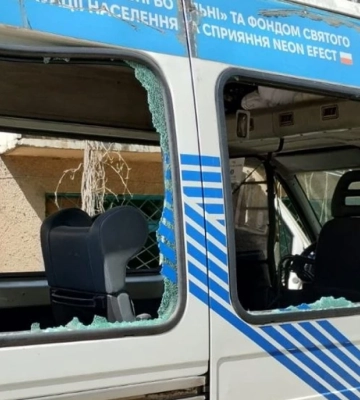 Дрон атакував соціальне таксі та евакуаційну автівку ГО «Сильні бо вільні» в Херсоні. ФОТО