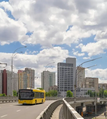 У Києві запустять додатковий транспорт до кладовищ на поминальні дні