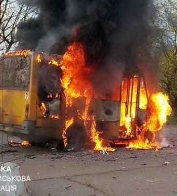 В Херсоне из-за атаки дрона РФ сгорела маршрутка