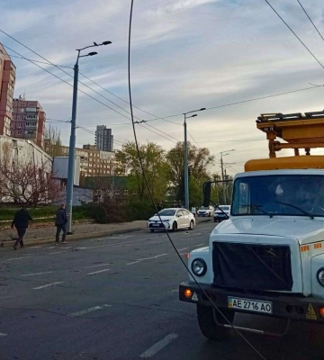 У Дніпрі зафільмували, як російський БПЛА впав на тролейбусне депо: є постраждалий (Відео)