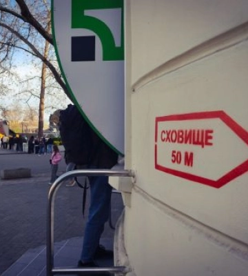 Життя чи гамбургер: миколаївці ігнорують тривогу поруч зі сховищем