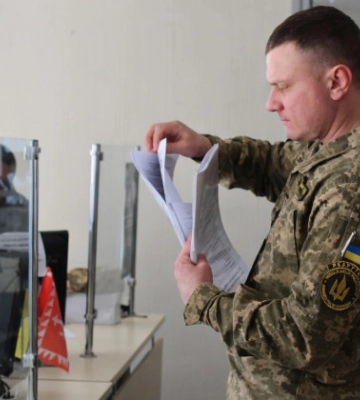 В Черновцах мужчина узнал о штрафах лишь после ареста счетов — суд отменил постановления ТЦК