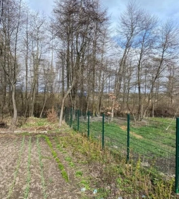 У Здолбунові металевим парканом загородили підхід до річки