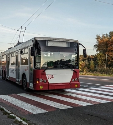 У Луцьку запускають додаткові автобуси та тролейбуси до кладовища
