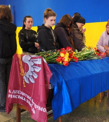 Із загибилим військовим попрощалися у Гайвороні 