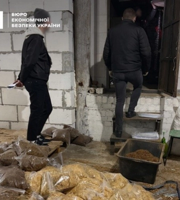 На Полтавщині викрили масштабний підпільний цех із виробництва цигарок і алкоголю