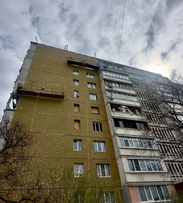 Утеплюють стіни та встановлюють нові вікна:  у Харкові на вулиці Соборності відновлюють будинок
