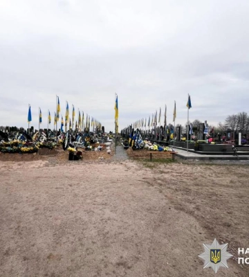 У Дубні чоловік вчинив наругу над могилами