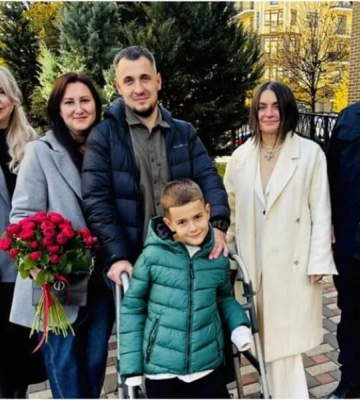 История защитника Мариуполя, который после пулевого ранения спинного мозга может ходить благодаря ортезам