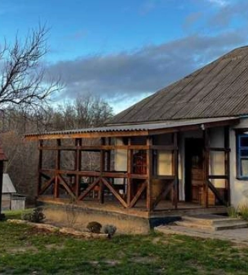 На Черкащині жінка відновлює старі мазанки: як покинуті хати отримали нове життя