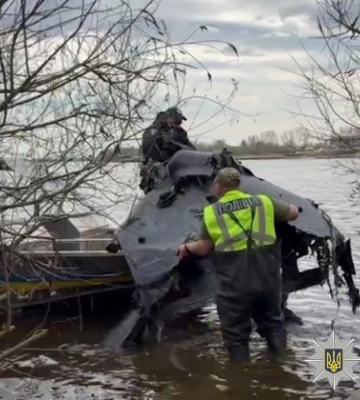 У Києві з Дніпра дістали російський безпілотник