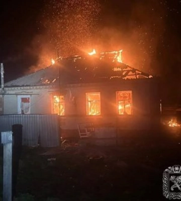 Окупанти вдарили дроном по житловому будинку в Богодухові: постраждали дві людини. ФОТО