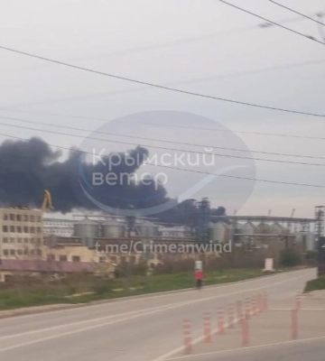В Севастополе после ночной атаки дронами загорелась нефтебаза — видео