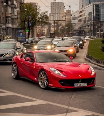 Развивает 340 км/ч: в Киеве заметили "супербыстрый" Ferrari на 800 сил 