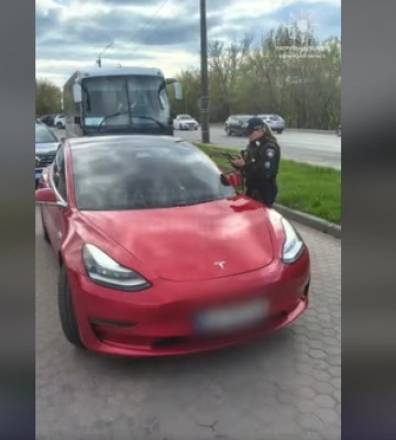 У Луцьку спіймали водія Tesla, який на камеру хизувався порушенням ПДР (відео)