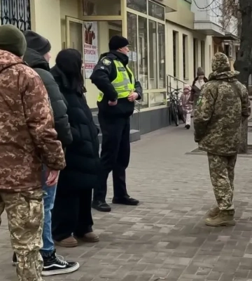 Во Львовской области трое человек ворвались в ТЦК и совершили нападение