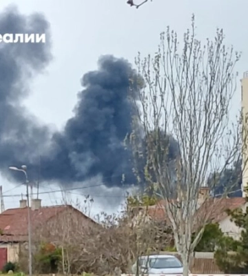 В Севастополе по-прежнему наблюдается черный дым от горения нефтянного резервуара после атаки дронов