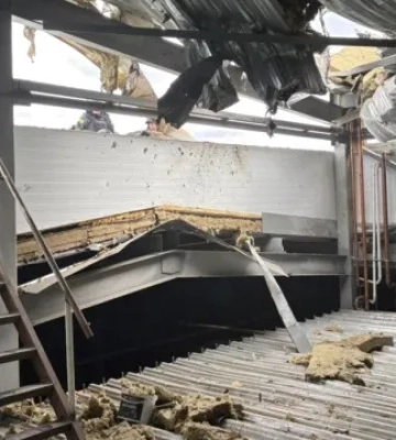 Нічна пожежа у селищі Великий Бурлук після атаки БпЛА: поранено пенсіонерку