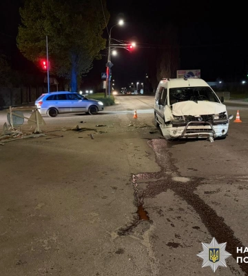 У Рівному внаслідок ДТП пасажирку затиснуло в салоні автівки (ВІДЕО)
