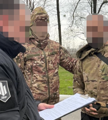 ДБР затримало військовослужбовця за спробу продажу зброї з фронту