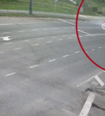 У Дніпрі на Калиновій велосипедист зіткнувся з авто: відео моменту та подробиці ДТП