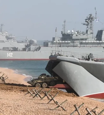 Бойцы показали, как они поразили два российских крупных десантных корабля в Крыму
