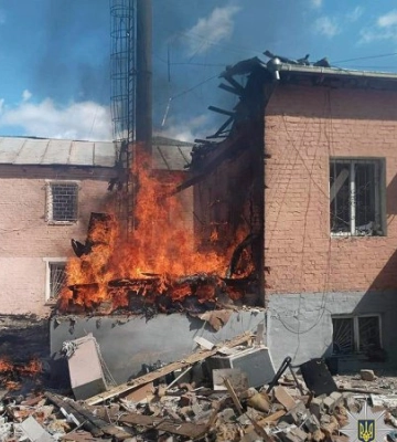 Росіяни дронами вдарили по Прилуках. Була пожежа на території райвідділку поліції