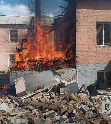 Окупанти завдали дронового удару по Прилуках, є постраждалий, у райвідділі поліції пожежа