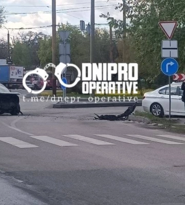 ДТП на перехресті у Дніпрі: автівки розтрощені, рух ускладнено