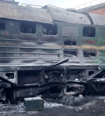 РФ атакувала залізницю на Харківщині: пошкоджено депо, рухомий склад та вокзал. ФОТОрепортаж