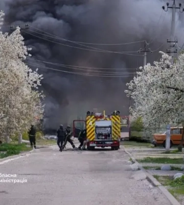 Росіяни обстріляли Запоріжжя: є жертва та поранені, спалахнула масштабна пожежа