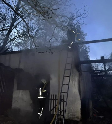 Вогнеборці ліквідували пожежу в надвірній споруді та не допустили поширення вогню на житловий будинок