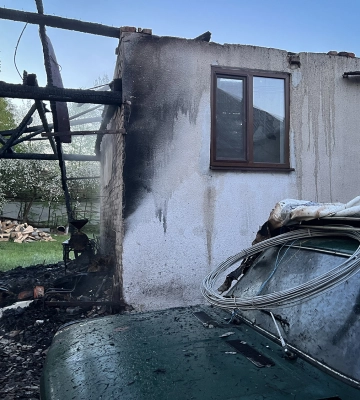 Гавкіт, що врятував: на Закарпатті собака підняв тривогу під час пожежі й не дав згоріти будинку
