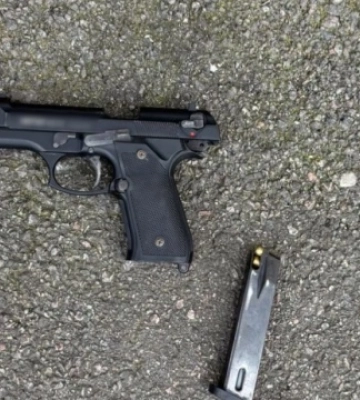 У Києві затримали чоловіка, який ходив вулицею з пістолетом
