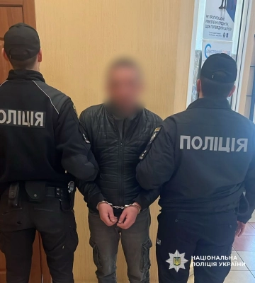 В Одесі поліцейські затримали чоловіка, який кілька разів вдарив знайомого ножем у живіт
