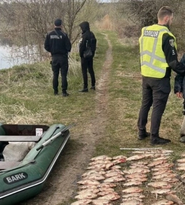 У Гостомелі поліція затримала браконьєра, який рибалив сітками під час нересту 