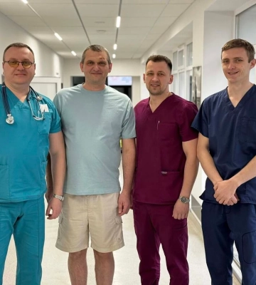 10-сантиметрове скло біля аорти. У Львові врятували чоловіка, який визирнув з балкона під час атаки БпЛА