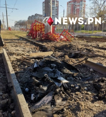 У Миколаєві внаслідок атаки дронів пошкоджено багатоповерхівку, 15 приватних будинків, авто та трамвайні колії