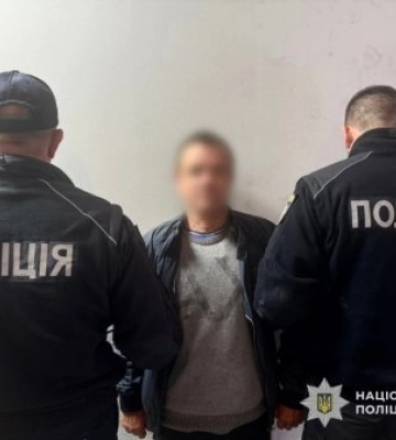 Погрожував сокирою поліцейським: на Закарпатті сімейний конфлікт переріс у кримінал (відео)