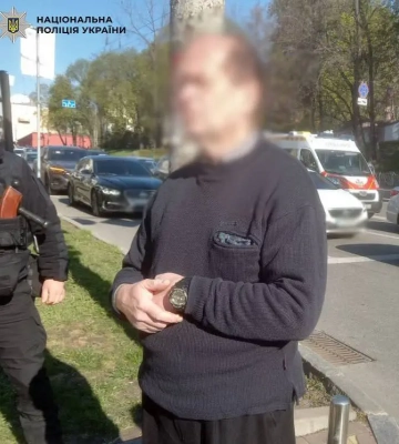 Затримано чоловіка, який розмахував ножем та провокував конфлікт у центрі Києва. ФОТО
