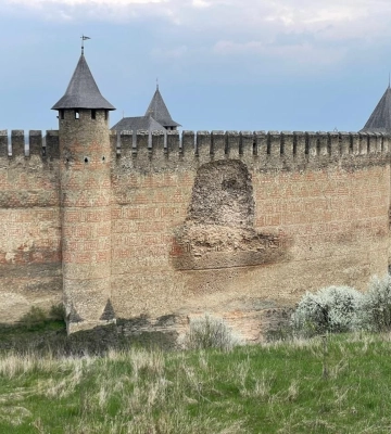 В Хотинской крепости на Буковине обвалилась стена (фото, видео)