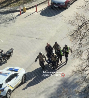 Невідомий чоловік серед дня розстрілює людей на вулицях Києва