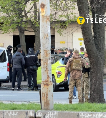 В Киеве мужчина открыл стрельбу по людям и держит заложников: есть погибший и раненые